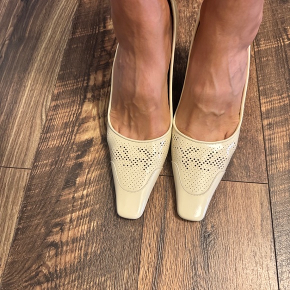 Authentic BRAND New BURBERRY Women Ivory CHISEL Leather Pumps Square Toe Heels - Picture 5 of 7